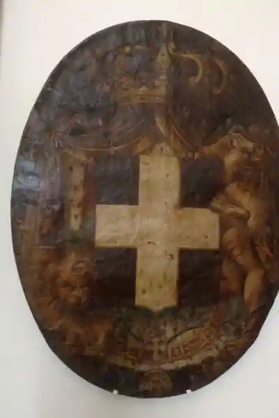Shield, cross, crown and lions, Santa Maria della Scala
